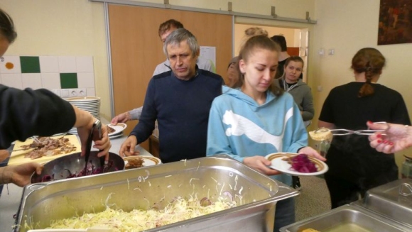 Gehörlose Ukrainische Flüchtlinge bei der Essensausgabe in der Pfarre