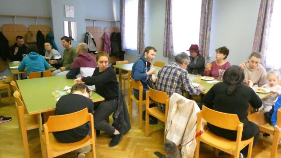 Gehörlose Ukrainer beim Mittagessen im Pfarrsaal