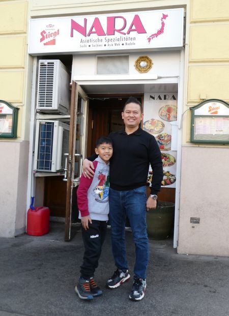 Der Besitzer des Restaurants NARA mit seinem Sohn