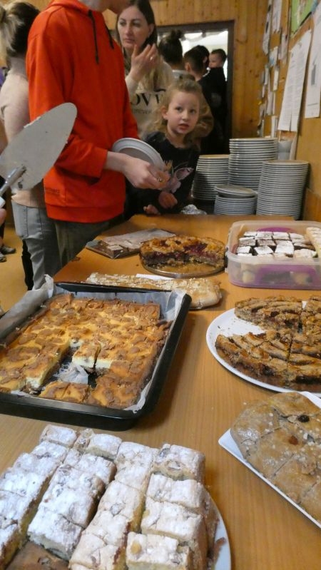 Anstellen um die Kuchen am letzten Tag in der Pfarre in 1050