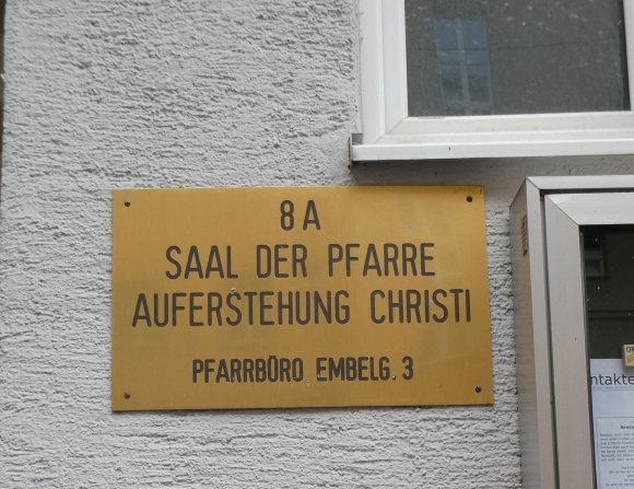 Schild des Pfarrsaals Auferstehung Christis