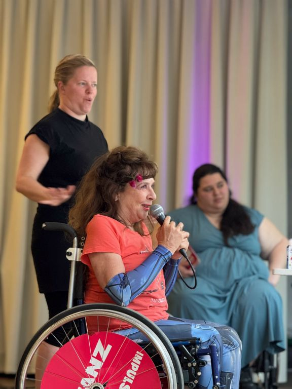 Elke Schaumberger dolmetscht die Begrüßung von Vera Rosner