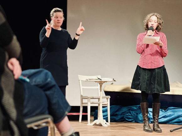 Elke Schaumberger dolmetscht den Poetry Slam