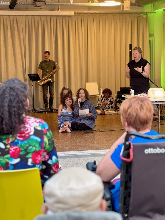 Elke Schaumberger dolmetscht den Poetry Slam