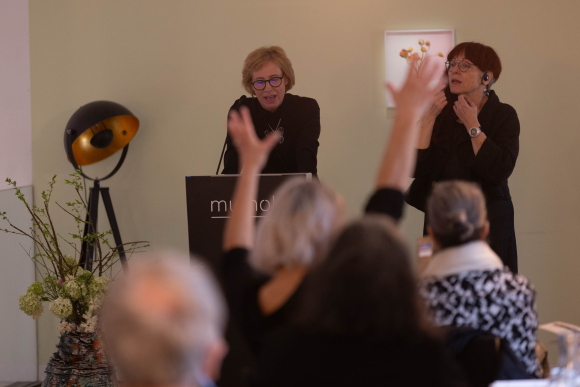 Patricia Brück dolmetscht die Ausstellungseröffnung