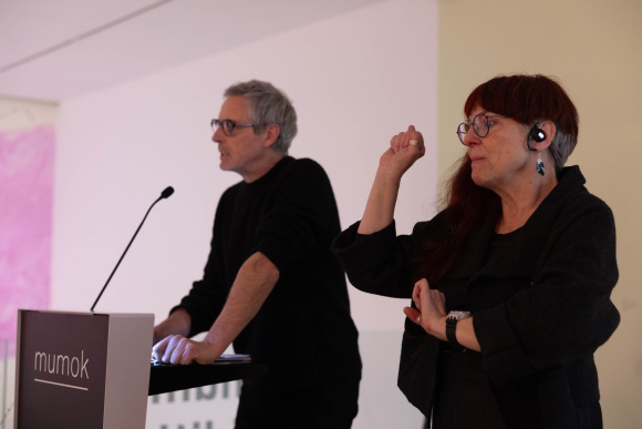 Patricia Brück dolmetscht die Ausstellungseröffnung