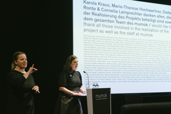Elke Schaumberger dolmetscht die Ausstellungseröffnung
