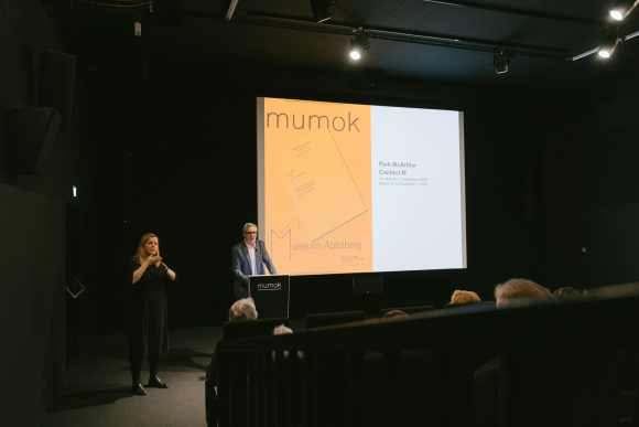 Elke Schaumberger dolmetscht die Ausstellungseröffnung