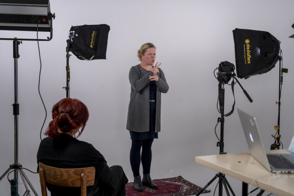 Elke Schaumberger und Patricia Brück dolmetschen im Team vor der Kamera