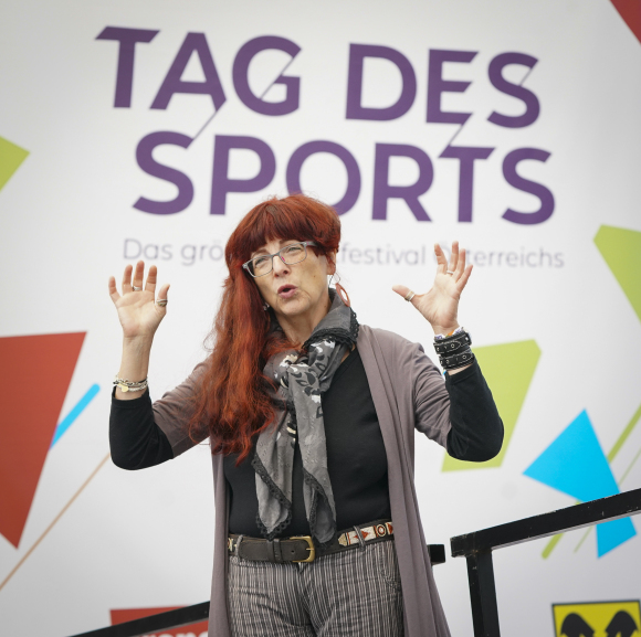 Patricia Brück dolmetscht auf der Bühne des Tag des Sports