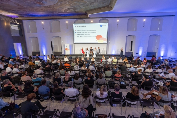 Cornelia Rosenkranz dolmetscht bei der treffpunkt.BILDUNG Veranstaltung in der Aula der Wissenschaften