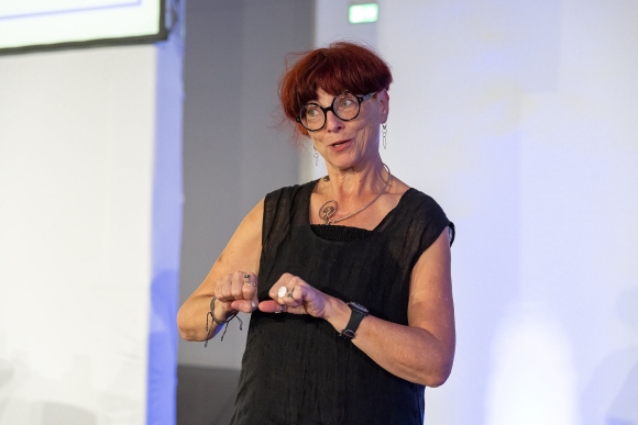 Patricia Brück dolmetscht bei der treffpunkt.BILDUNG Veranstaltung in der Aula der Wissenschaften