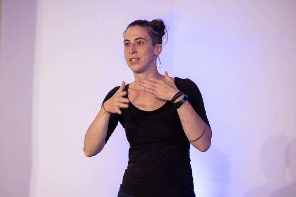 Cornelia Rosenkranz dolmetscht bei der treffpunkt.BILDUNG Veranstaltung in der Aula der Wissenschaften