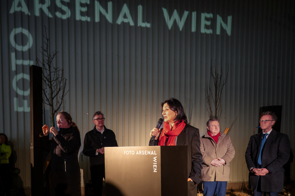 Elke Schaumberger dolmetscht die Eröffnung des FOTO ARSENALS WIEN