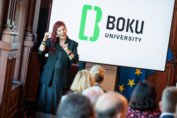Patricia Brück dolmetscht die Akademische Feier