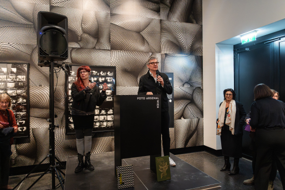 Patricia Brück dolmetscht die Ausstellungseröffnung