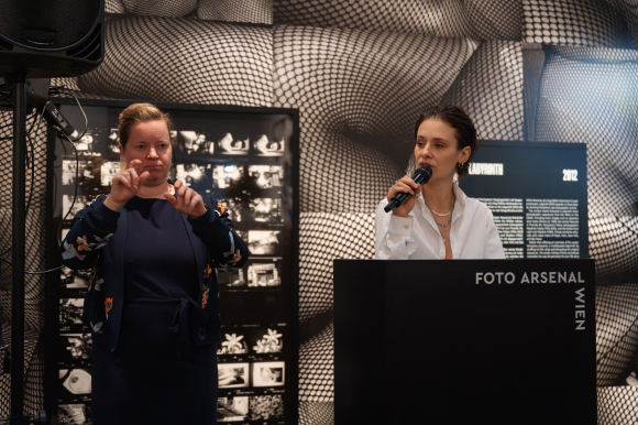 Elke Schaumberger dolmetscht die Ausstellungseröffnung