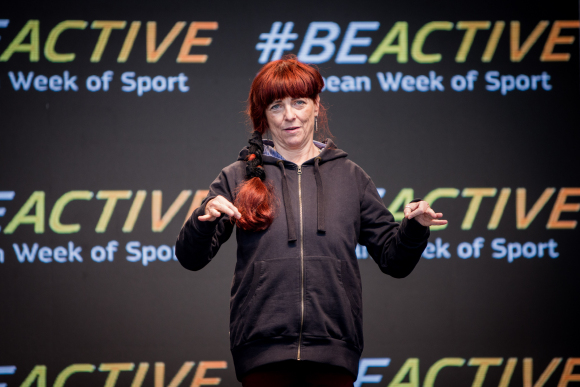 Patricia Brück dolmetscht auf der Bühne des Tag des Sports