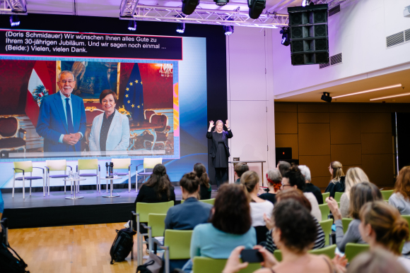 Elke Schaumberger dolmetscht die Eröffnung