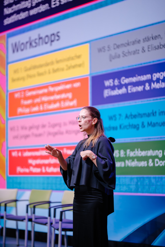 Katharina Marsh dolmetscht die Veranstaltung