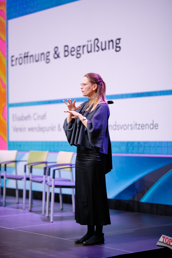 Katharina Marsh dolmetscht die Begrüßungsworte