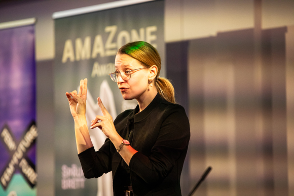 Katharina Marsh dolmetscht die amaZone Awards 2025