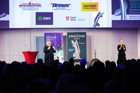 Katharina Marsh dolmetscht die amaZone Awards 2025