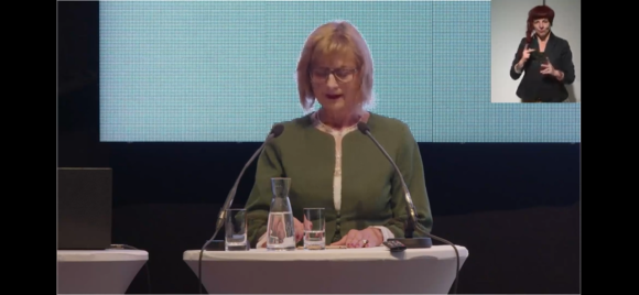 Patricia Brück beim Dolmetschen für den Live-Stream der Zukunftskonferenz