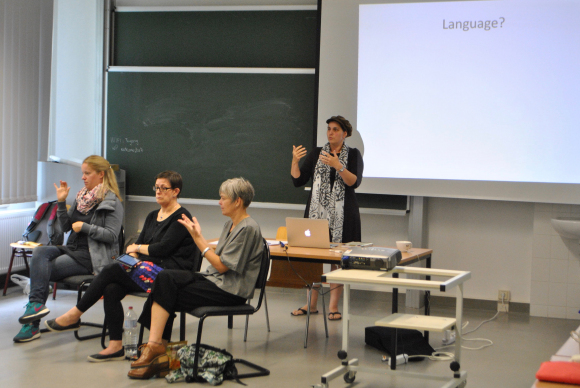 Elke Schaumberger dolmetscht im Rahmen des European Master in Sign Language Interpreting