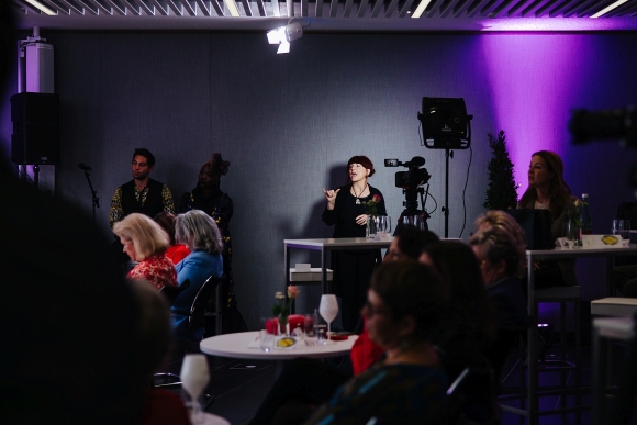 Patricia Brück dolmetscht die Veranstaltung Tag der Frau in der Wirtschaft für Publikum und live stream