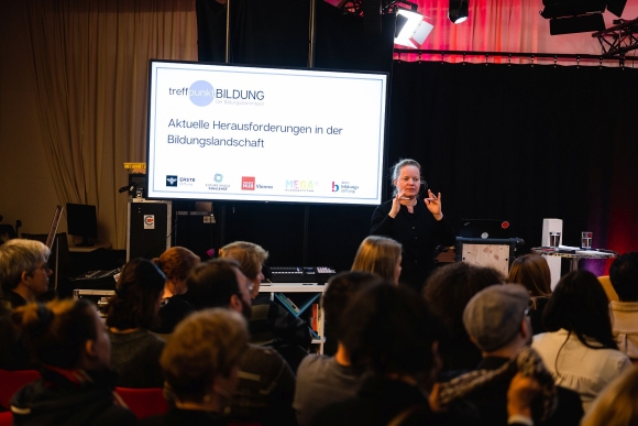 Elke Schaumberger dolmetscht bei der treffpunkt.BILDUNG Veranstaltung im IMPACT Hub Vienna