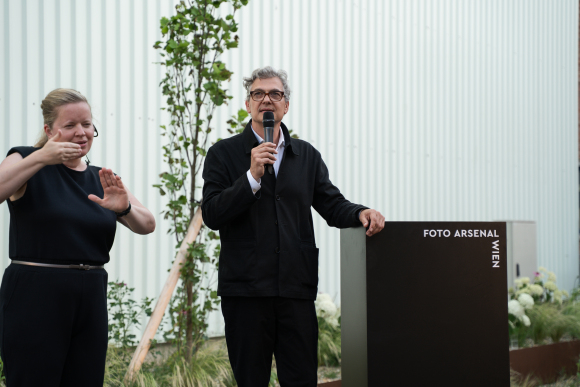 Elke Schaumberger dolmetscht die Eröffnung des FOTO ARSENALS