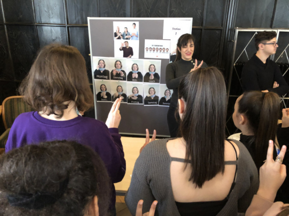 SchülerInnen gestalten einen Workshop für Österreichische Gebärdensprache (c) HMLW9