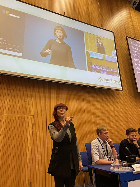 Patricia Brück dolmetscht beim Workshop bei der Zero Conference 2025