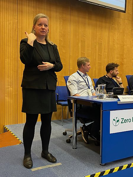 Elke Schaumberger dolmetscht beim Workshop bei der Zero Conference 2025