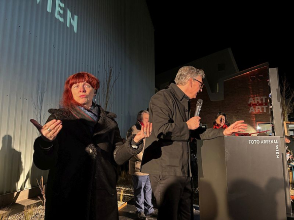 Patricia Brück dolmetscht die Eröffnung des FOTO ARSENALS WIEN