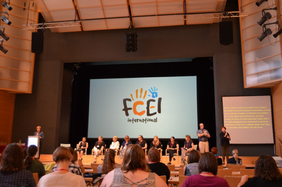 Patricia Brück dolmetscht auf der Bühne des FCEI Kongresses