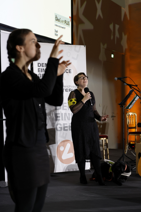 Cornelia Rosenkranz dolmetscht den Poetry-Slam bei der Inklusionspreis-Gala 2025.