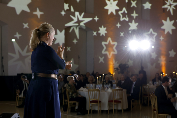 Elke Schaumberger dolmetscht die Inklusionspreis-Gala 2025.