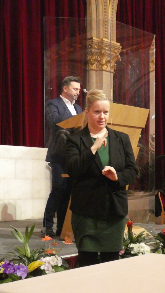 Elke Schaumberger dolmetscht die Bezirksvertretungssitzung von Penzing