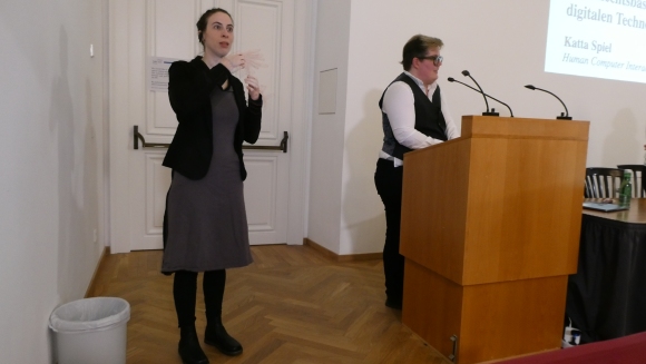 Cornelia Rosenkranz dolmetscht den Vortrag von Katta Spiel