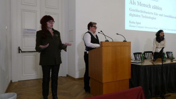 Patricia Brück dolmetscht den Vortrag von Katta Spiel