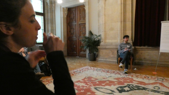 Cornelia Rosenkranz dolmetscht die Fachkonferenz der WASt.