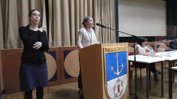 Cornelia Rosenkranz dolmetscht die Bezirksvertretungssitzung der Brigittenau 