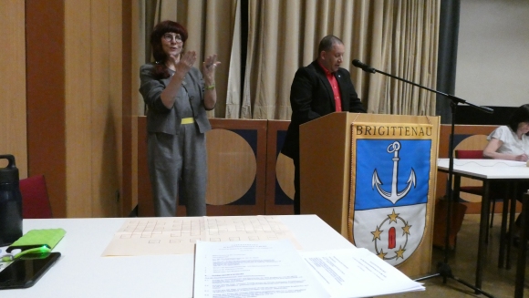 Patricia Brück dolmetscht die Bezirksvertretungssitzung der Brigittenau