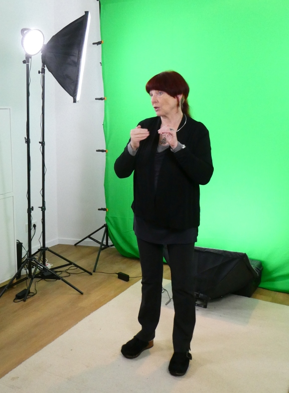 Patricia Brück im Studio beim Dolmetschen für den Online-Kurs