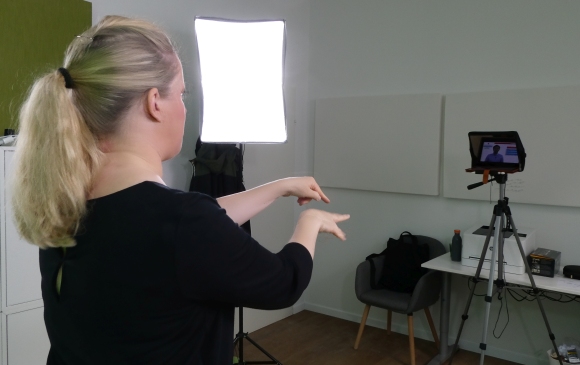 Elke Schaumberger im Studio beim Dolmetschen für den Online-Kurs 