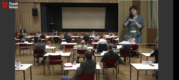 Patricia Brück dolmetscht im Livestream der Bezirksvertretungssitzung der Brigittenau