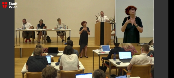Patricia Brück dolmetscht im Livestream der Bezirksvertretungssitzung von Penzing