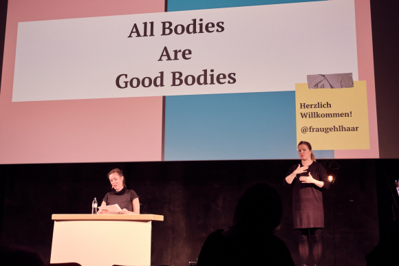 Elke Schaumberger dolmetscht die Keynote beim Every Body In Festival